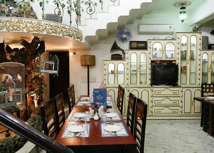 Oyo Rooms Raja Park Lbs College